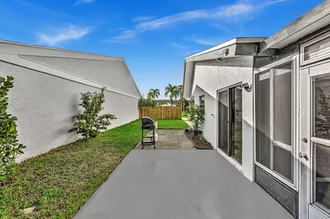Exterior - 82 Baytree Cir, Boynton Beach, FL 33436 photo 5 of 8