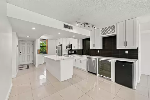 2768 Carambola Cir S #302, Coconut Creek, FL 33066