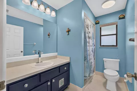 Bath - 1127 E Seminole Ave #15D, Jupiter, FL 33477 photo 1 of 4