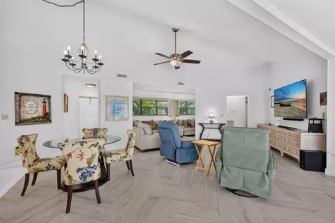 Dining - 1127 E Seminole Ave #15D, Jupiter, FL 33477 photo 2 of 5