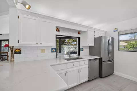 Kitchen - 1127 E Seminole Ave #15D, Jupiter, FL 33477 photo 2 of 6