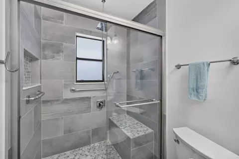 Bath - 1127 E Seminole Ave #15D, Jupiter, FL 33477 photo 4 of 4