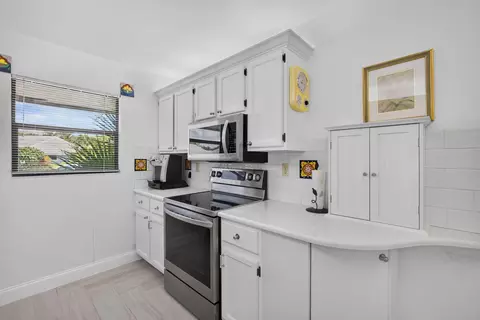 Kitchen - 1127 E Seminole Ave #15D, Jupiter, FL 33477 photo 3 of 6