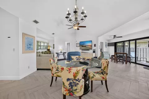 Dining - 1127 E Seminole Ave #15D, Jupiter, FL 33477 photo 3 of 5