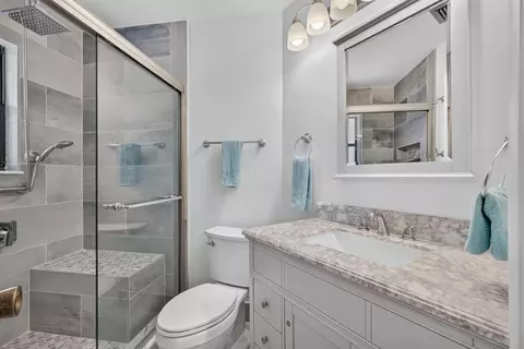 Bath - 1127 E Seminole Ave #15D, Jupiter, FL 33477 photo 2 of 4
