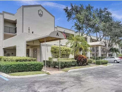 10526 E Clairmont Cir, Tamarac, FL 33321