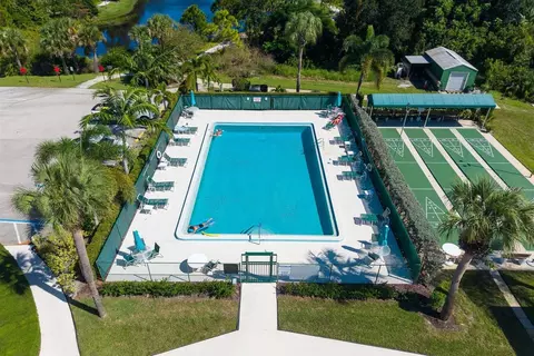 Exterior - 2950 SE Ocean Blvd, Stuart, FL 34996 photo 3 of 5