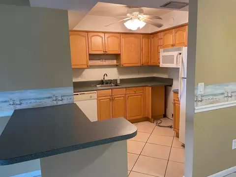 Kitchen - 950 S Kanner Hwy B-7 Hwy #B-7, Stuart, FL 34994 photo 1 of 1