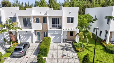 10241 NW 72nd Ter, Doral, FL 33178