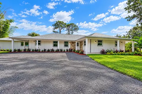 8721 Hidden Pines Rd, Fort Pierce, FL 34945