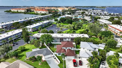 1200 Colonnades Dr #207, Fort Pierce, FL 34949