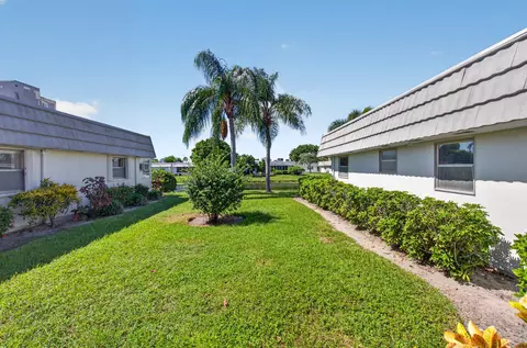 Exterior - 152 Valencia G Blvd, Delray Beach, FL 33446 photo 4 of 8