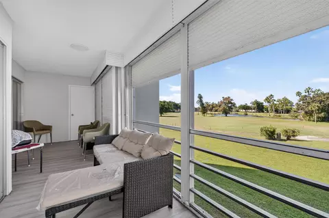 3871 Via Poinciana #202, Lake Worth, FL 33467