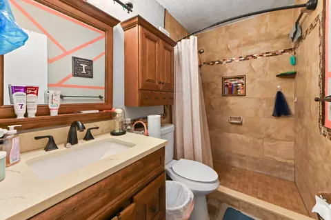 Bath - 941 W 80th Pl, Hialeah, FL 33014 photo 4 of 4