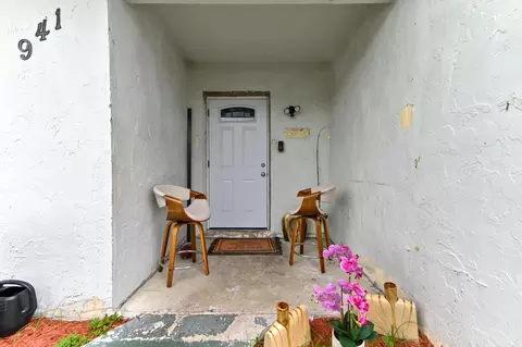 Exterior - 941 W 80th Pl, Hialeah, FL 33014 photo 1 of 4