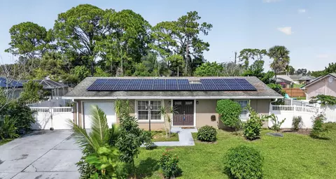 557 NW Sherbrooke Ave, Port Saint Lucie, FL 34983