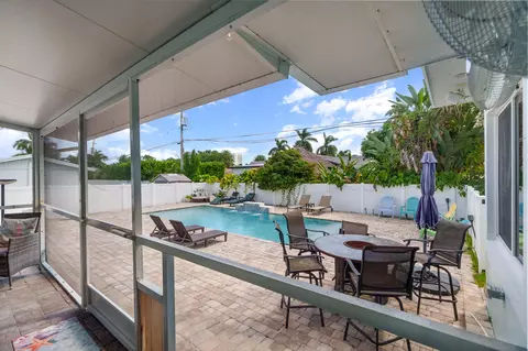 Exterior - 2396 SE 6th St, Pompano Beach, FL 33062 photo 5 of 17
