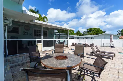Exterior - 2396 SE 6th St, Pompano Beach, FL 33062 photo 6 of 17