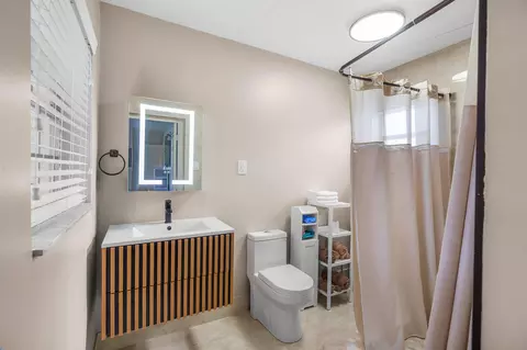 Bath - 2396 SE 6th St, Pompano Beach, FL 33062 photo 1 of 4