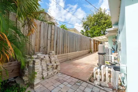 Exterior - 2396 SE 6th St, Pompano Beach, FL 33062 photo 16 of 17