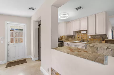 Entry Way - 2396 SE 6th St, Pompano Beach, FL 33062 photo 3 of 4