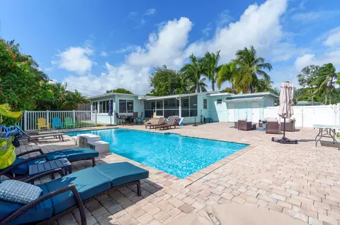 Exterior - 2396 SE 6th St, Pompano Beach, FL 33062 photo 10 of 17