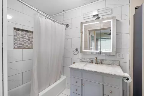 Bath - 2396 SE 6th St, Pompano Beach, FL 33062 photo 4 of 4