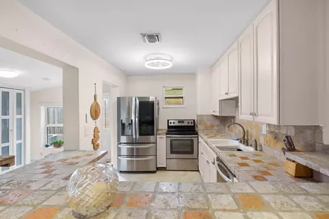 Kitchen - 2396 SE 6th St, Pompano Beach, FL 33062 photo 2 of 4