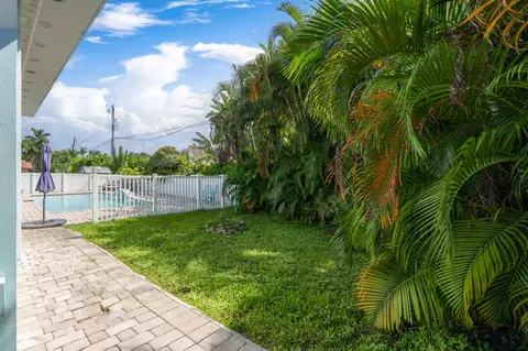 Exterior - 2396 SE 6th St, Pompano Beach, FL 33062 photo 15 of 17