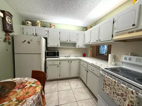 2855 Garden Dr S #306, Palm Springs, FL 33461