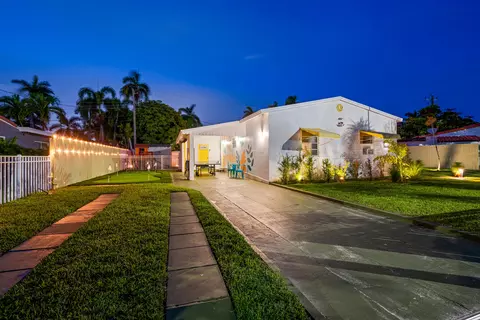 913 NE 2nd Ct, Hallandale Beach, FL 33009