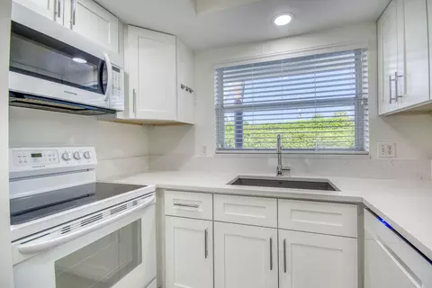 Kitchen - 478 Tequesta Dr #115, Tequesta, FL 33469 photo 1 of 2