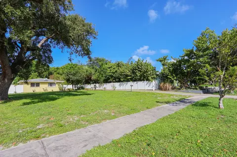 147 Foresteria Dr, Lake Park, FL 33403