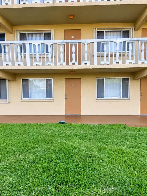 100 Village Green Cir E #112, Palm Springs, FL 33461