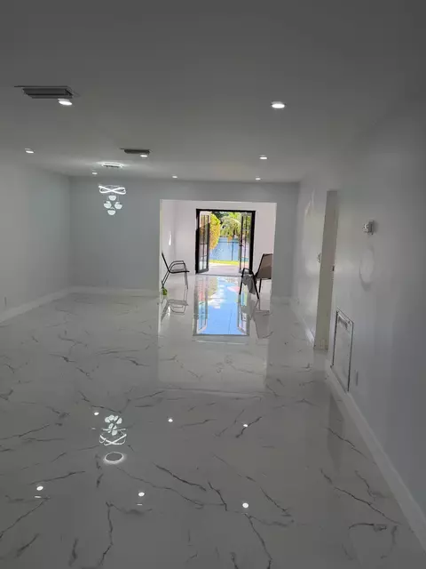9720 NW 83rd St, Tamarac, FL 33321