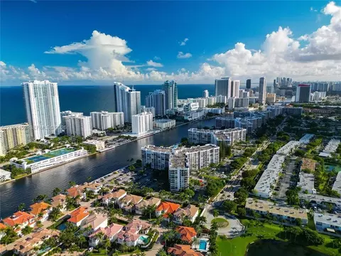 1000 Parkview Dr #206, Hallandale Beach, FL 33009