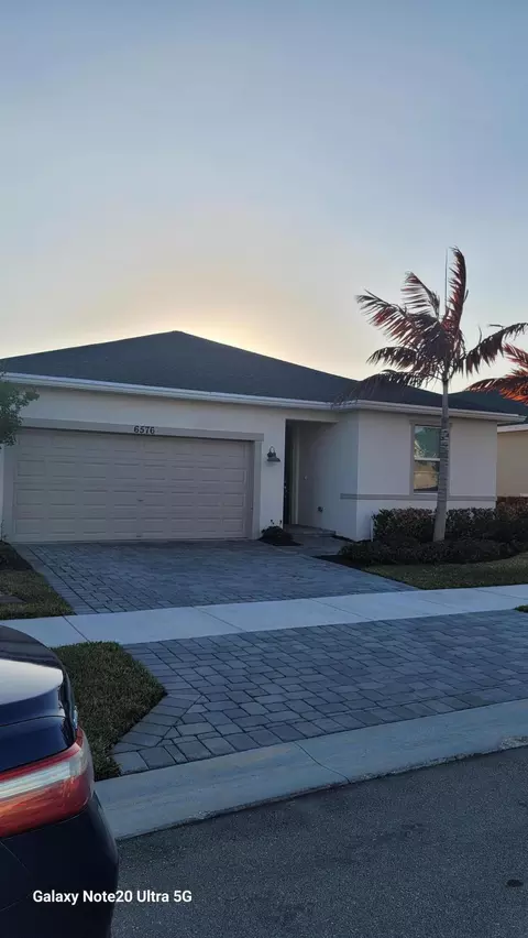 6576 NW Cloverdale Ave, Port Saint Lucie, FL 34987