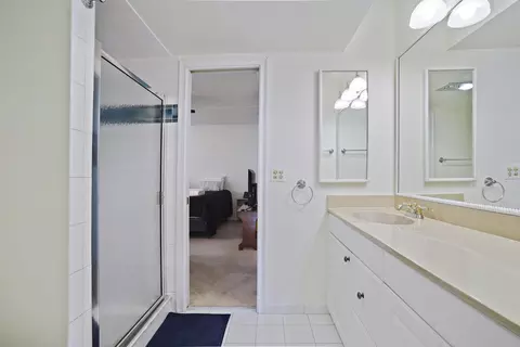 Bath - 3901 SE St Lucie Blvd #E-33, Stuart, FL 34997 photo 3 of 4