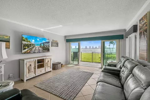 801 Lake Shore Dr #109, Lake Park, FL 33403