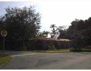 890 Pinecrest Dr, Miami, FL 33166 photo 1