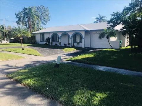 8920 Bermuda Dr, Miramar, FL 33025 photo 1