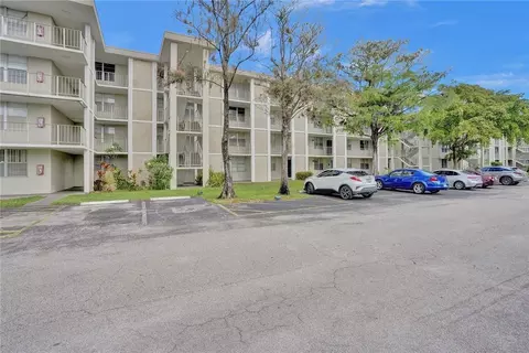 2900 NW 48th #403, Lauderdale Lakes, FL 33313