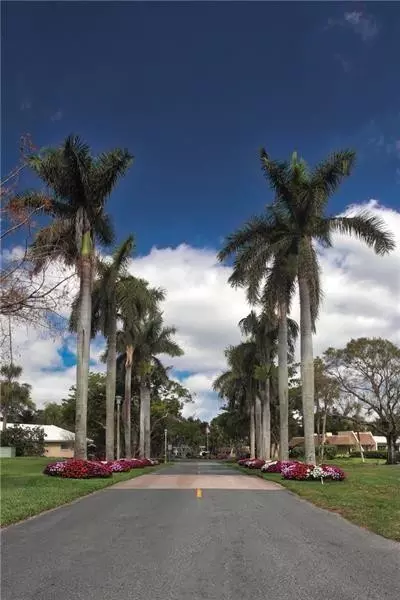 3850 Oaks Clubhouse Dr #110, Pompano Beach, FL 33069