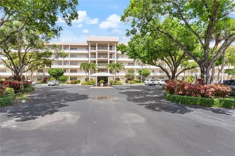 3970 Oaks Clubhouse Dr #507, Pompano Beach, FL 33069