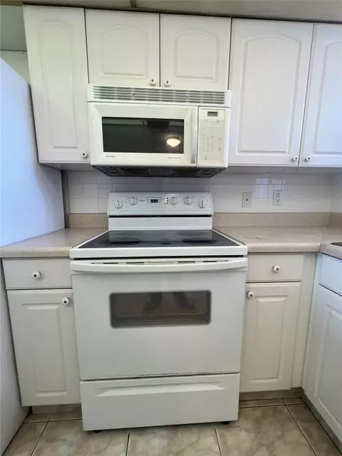 2750 W Sunrise Lakes Dr #301, Sunrise, FL 33322