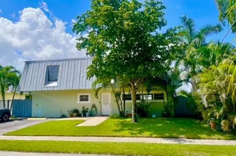 1361 NE 40th Pl, Oakland Park, FL 33334