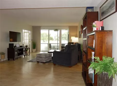 565 Oaks Ln #104, Pompano Beach, FL 33069