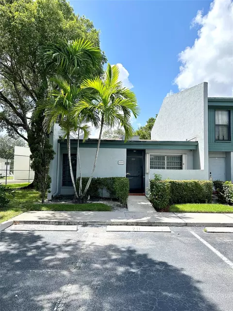 1000 NW 97th Ave #211, Pembroke Pines, FL 33024