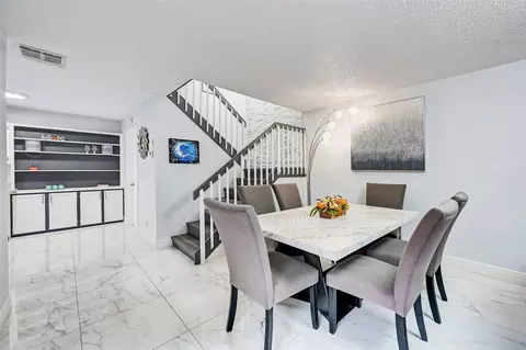 2573 Lakeview Ct, Hollywood, FL 33026