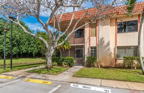 369 Lakeview Dr #101, Weston, FL 33326
